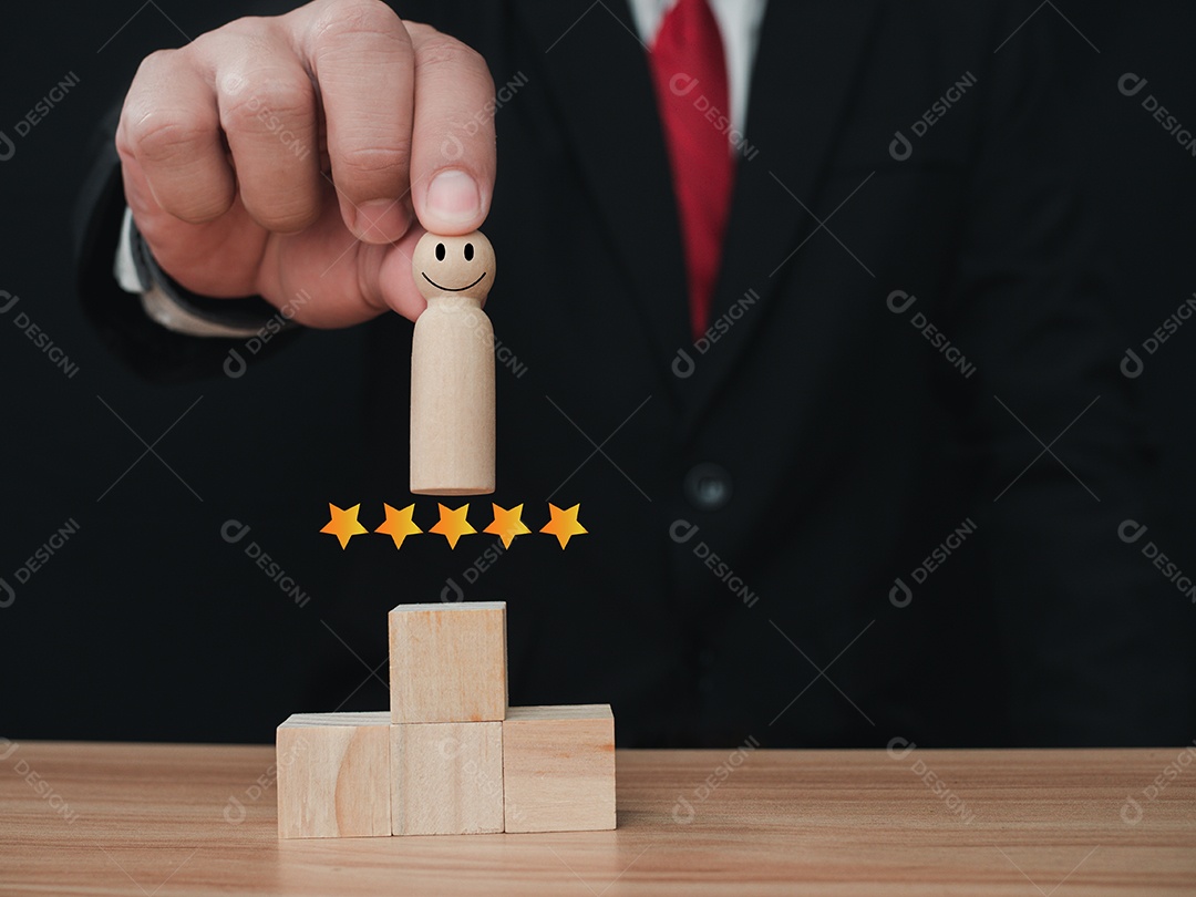 Conceito de Negócios e RH para liderança e líder de equipe, um boneco de madeira diferenciado e diferenciado do grupo.