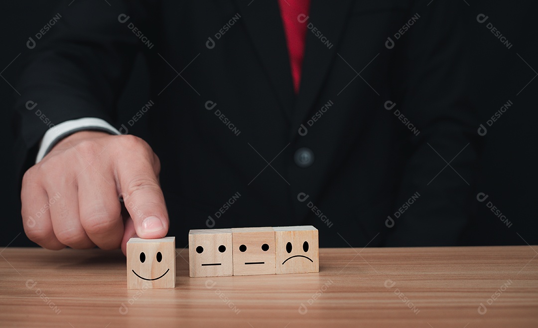 Conceito de Negócios e RH para liderança e líder de equipe. Um cubo de madeira na frente Diferente e se destaca do grupo