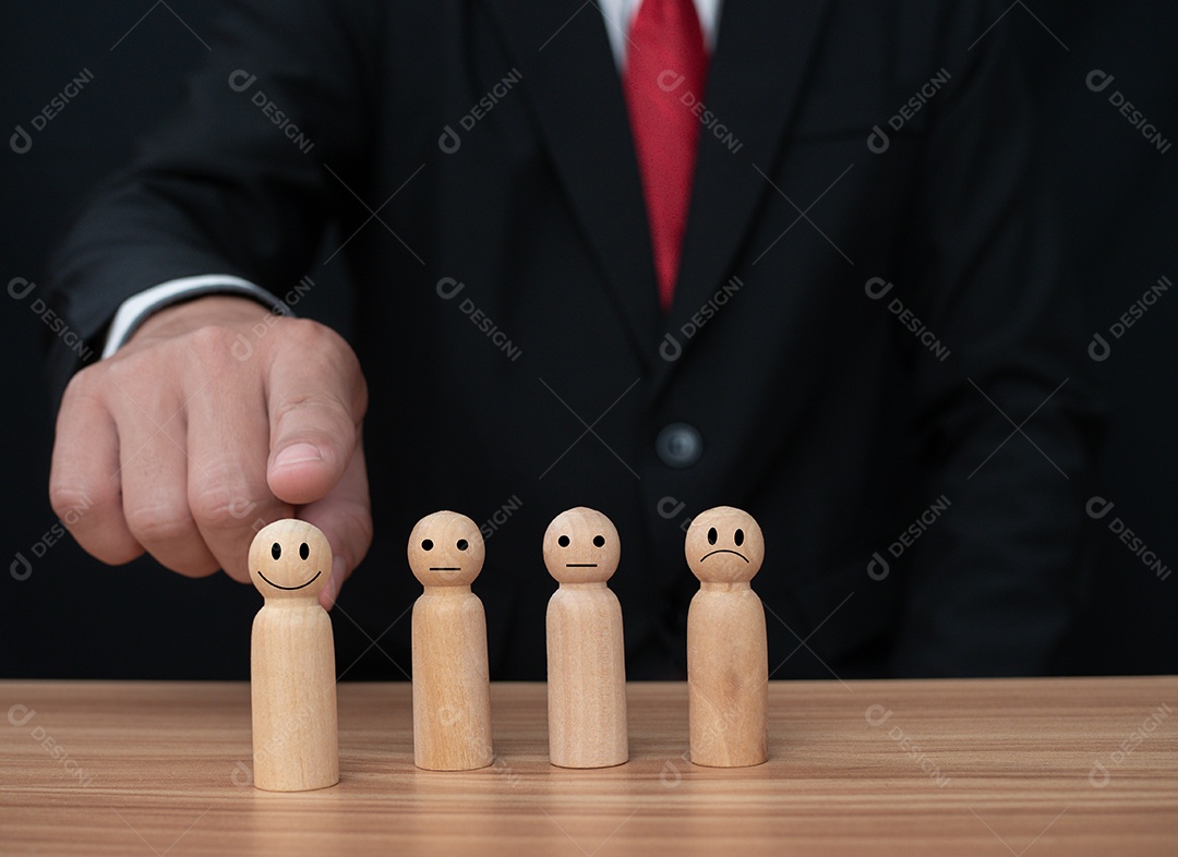 Conceito de negócios e RH para liderança e líder de equipe, bonecos de madeira se destacam na frente Diferentes e se destacam do grupo