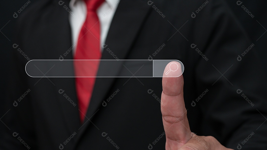 Mão de empresário apontando para o ícone do motor de busca. O conceito de busca de informações da rede de internet.