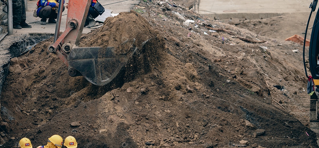 Retroescavadeira trabalhando cavando solo em canteiro de obras