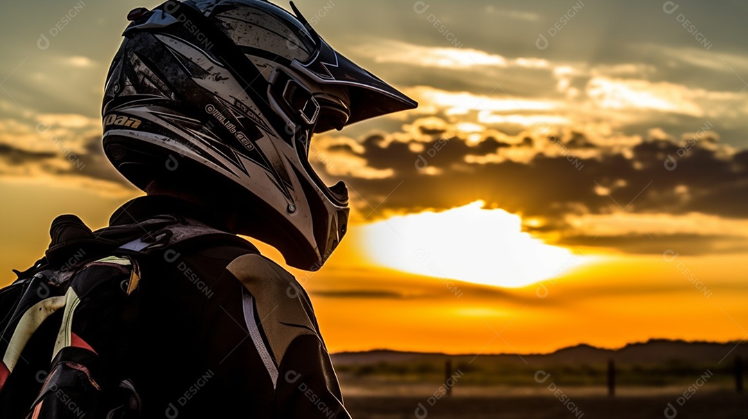 Homem pilotando moto de motocross