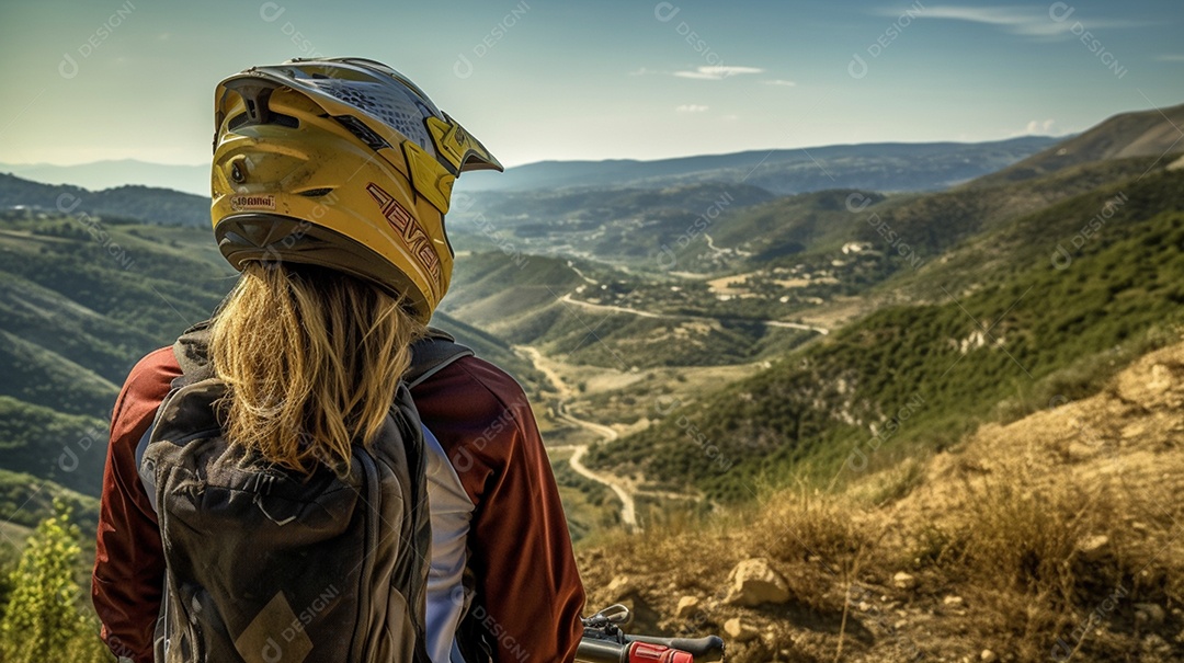 Mulher com capacete de moto observando montanhas