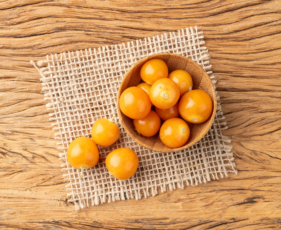 Physalis em uma tigela sobre a mesa de madeira