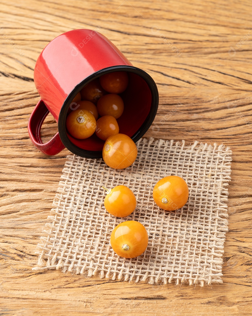 Physalis em um copo sobre a mesa de madeira