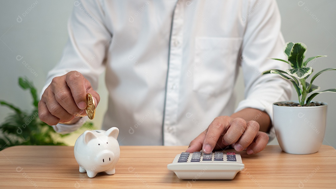 empresário colocando moedas no cofrinho para economizar dinheiro, calcular a economia de dinheiro para a taxa de retorno futura, fundo de aposentadoria