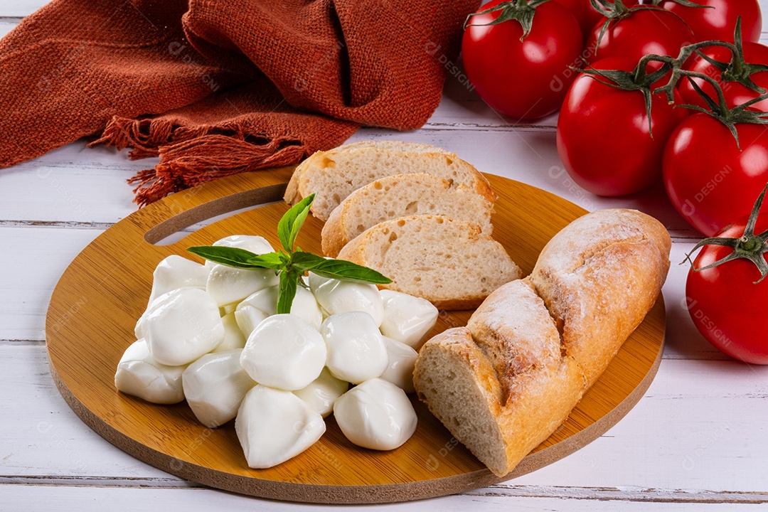 Bolinhas de mussarela de búfala, tomates vermelhos e pão.