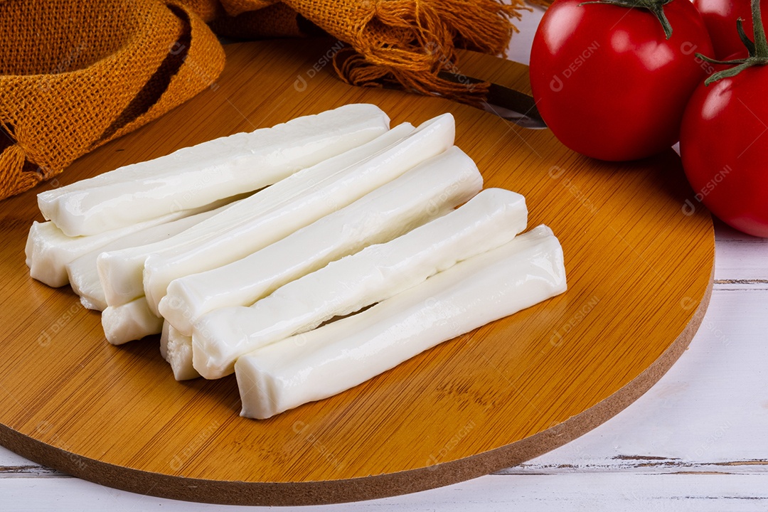 Palitos de mussarela de búfala e tomates vermelhos.