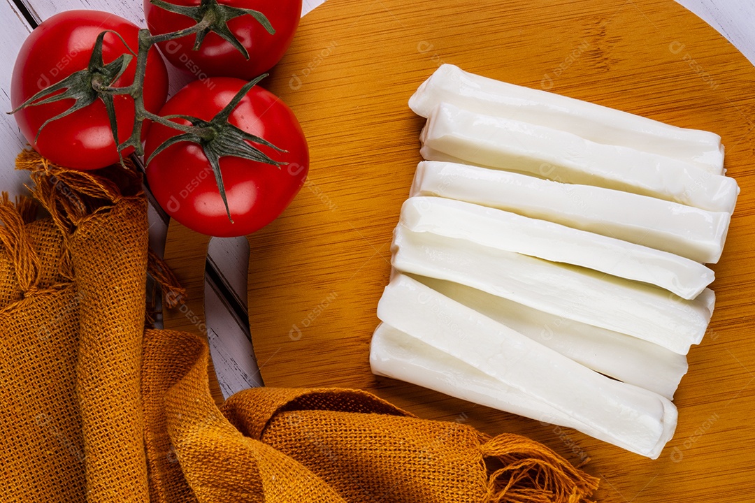 Palitos de mussarela de búfala e tomates vermelhos.