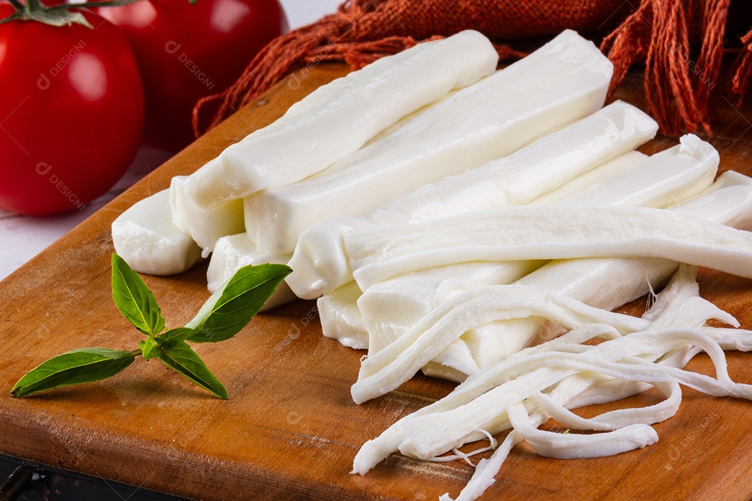 Palitos de mussarela de búfala e tomates vermelhos.