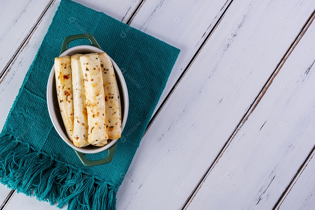 Palitos temperados feitos de mussarela de búfala na mesa branca