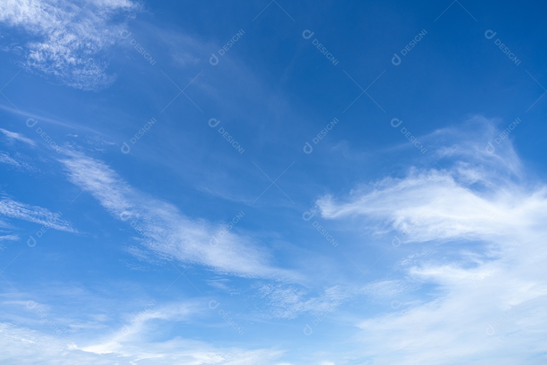 Textura de fundo de céu azul e nuvens cirrocúmulos brancas