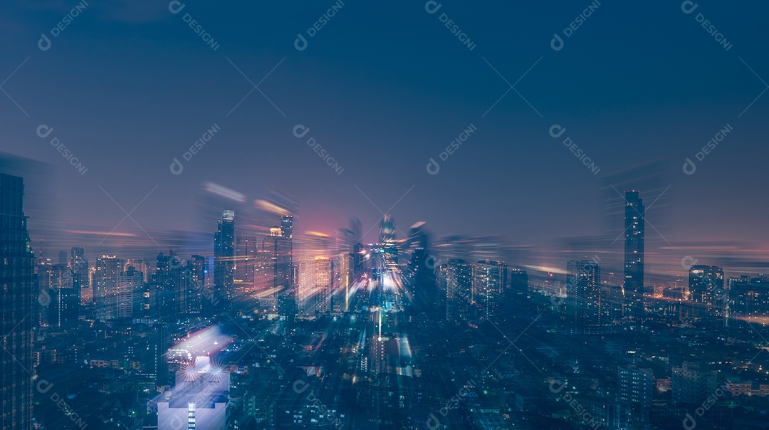 Paisagem urbana de edifício moderno à noite com piso azul vazio em frente ao edifício