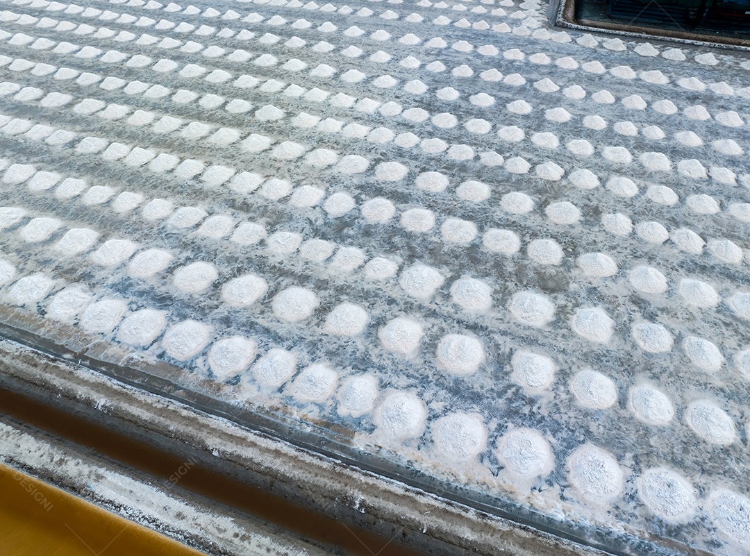 Vista aérea superior da fazenda de sal marinho