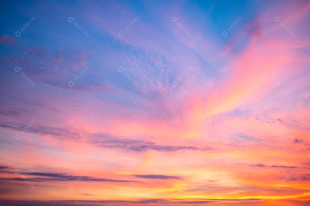 Lindas e luxuosas nuvens de ouro laranja com gradiente suave e luz solar no céu azul perfeito para o fundo
