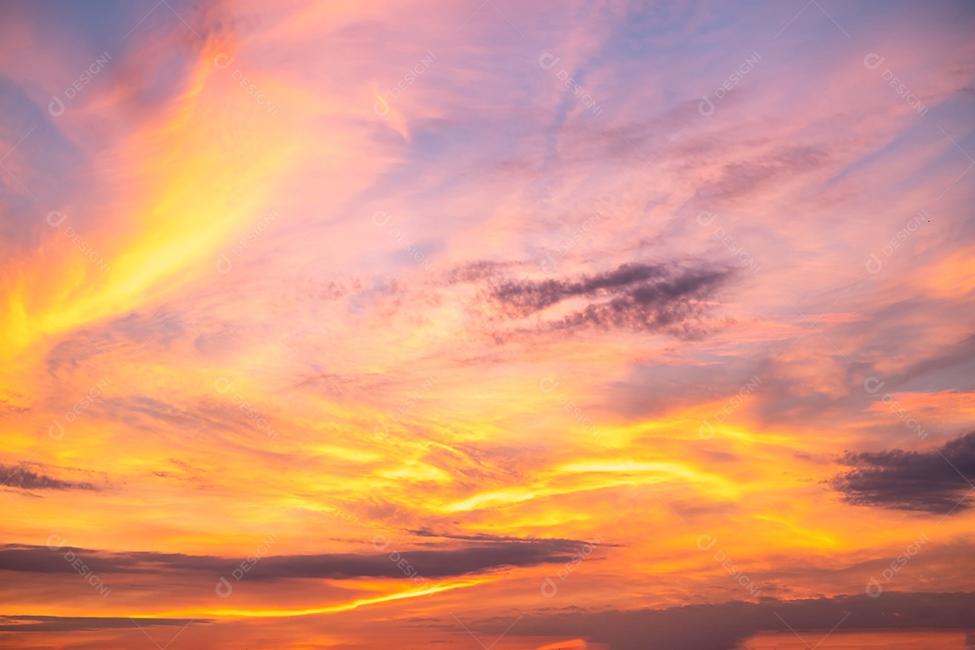 Lindas e luxuosas nuvens de ouro laranja com gradiente suave e luz solar no céu azul perfeito para o fundo