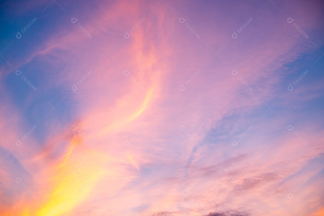Lindas e luxuosas nuvens de ouro laranja com gradiente suave e luz solar no céu azul perfeito para o fundo