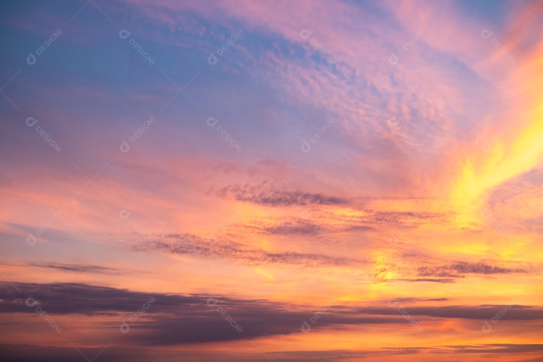 Lindas e luxuosas nuvens de ouro laranja com gradiente suave e luz solar no céu azul perfeito para o fundo