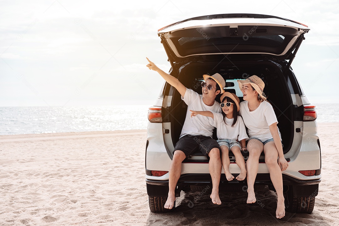 A família asiática feliz aprecia a praia do mar. pai, mãe e filha se divertindo brincando