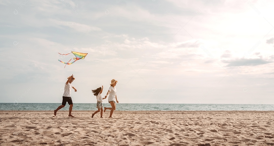 A família asiática feliz aprecia a praia do mar. pai, mãe e filha se divertindo brincando