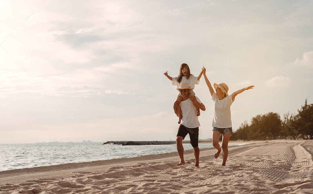 A família asiática feliz aprecia a praia do mar. pai, mãe e filha se divertindo brincando de praia nas férias de verão na praia oceânica.