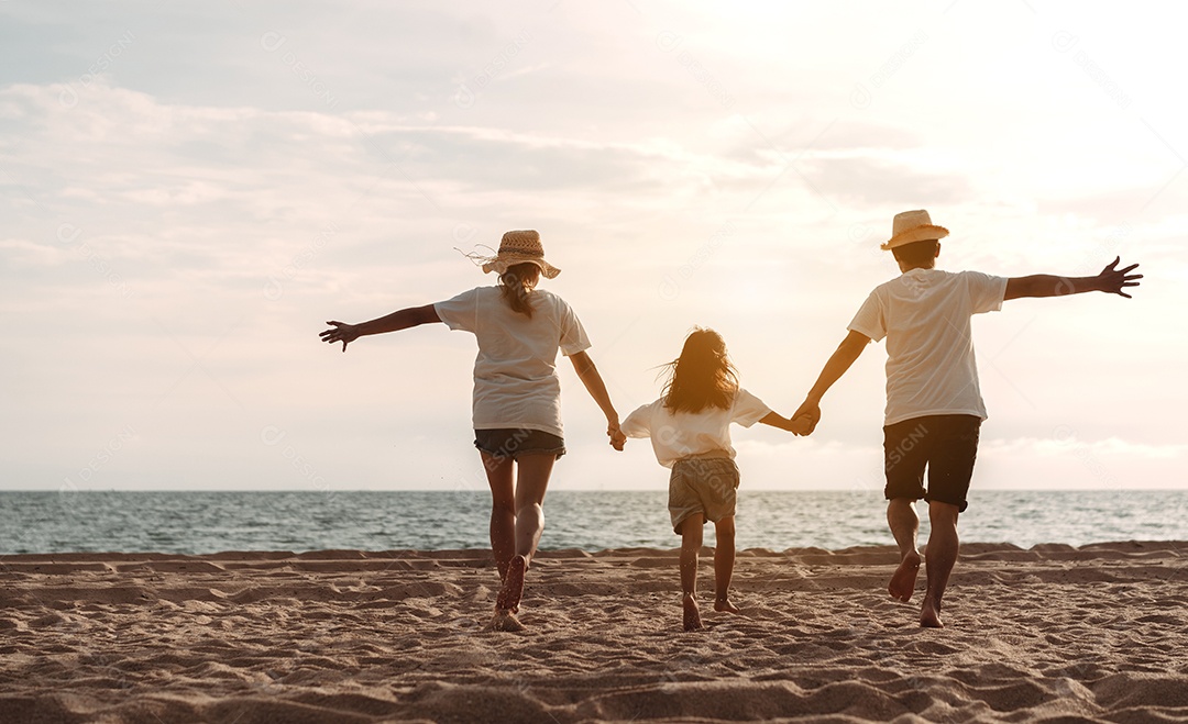 A família asiática feliz aprecia a praia do mar. pai, mãe e filha se divertindo brincando de praia nas férias de verão na praia oceânica.