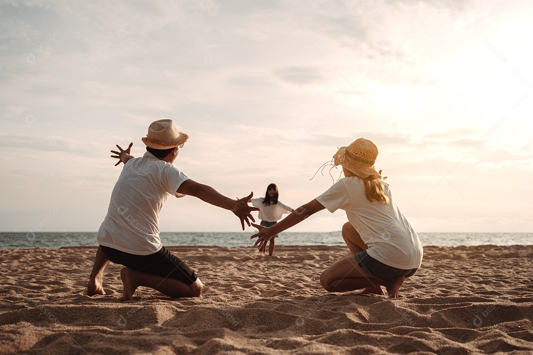 A família asiática feliz aprecia a praia do mar. pai, mãe e filha se divertindo brincando de praia nas férias de verão na praia oceânica.