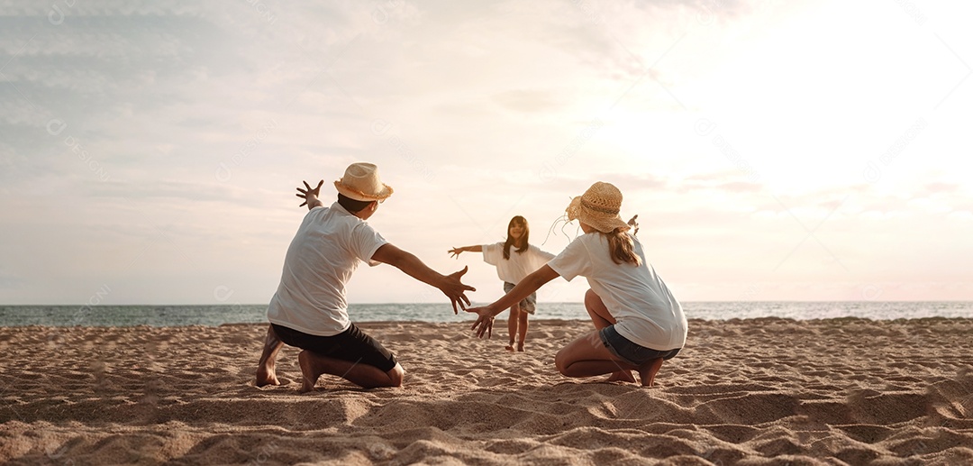 A família asiática feliz aprecia a praia do mar. pai, mãe e filha se divertindo brincando de praia nas férias de verão na praia oceânica.