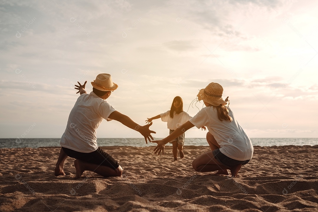 A família asiática feliz aprecia a praia do mar. pai, mãe e filha se divertindo brincando de praia nas férias de verão na praia oceânica.
