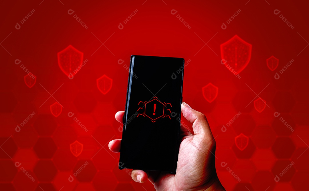 Mão segurando o telefone inteligente com o conceito de segurança cibernética de tecnologia de telefone em fundo abstrato vermelho.