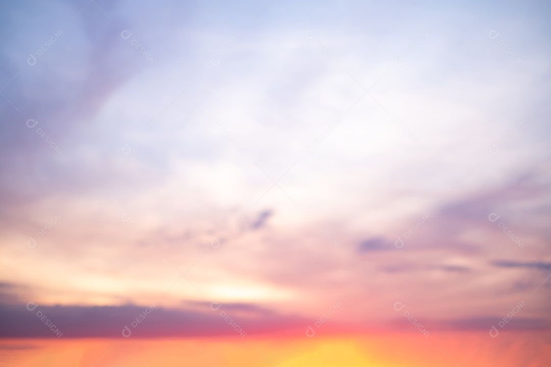 Lindas e luxuosas nuvens de ouro laranja com gradiente suave e luz solar no céu azul perfeito para o fundo