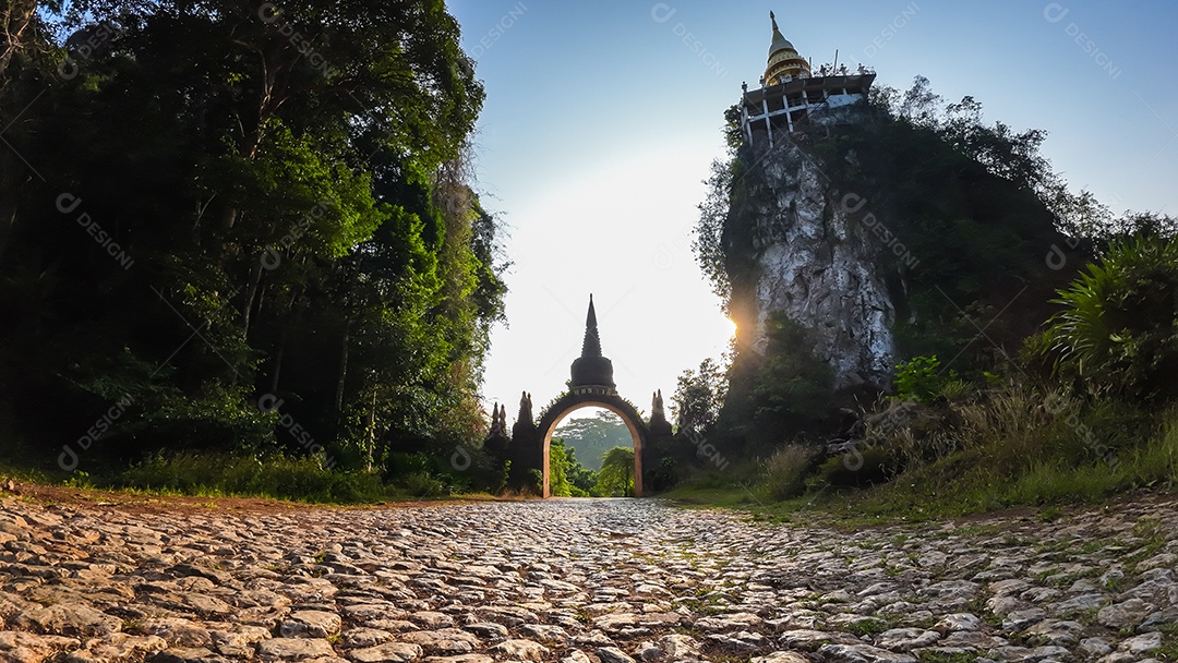 Paisagem do belo nascer do sol no Parque Khao Na Nai Luang Dharma em Surat Thani Tailândia
