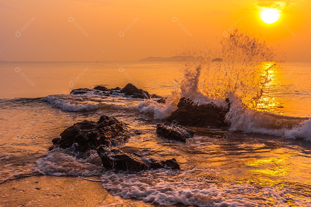 Paisagem do mar e ondas do mar pela manhã