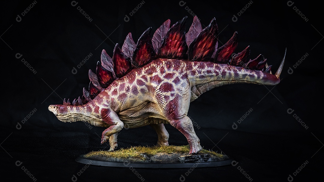 Belo dinossauro sobre fundo isolado