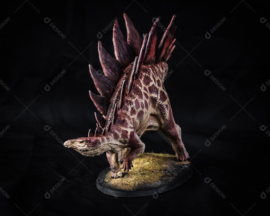 Belo dinossauro sobre fundo isolado