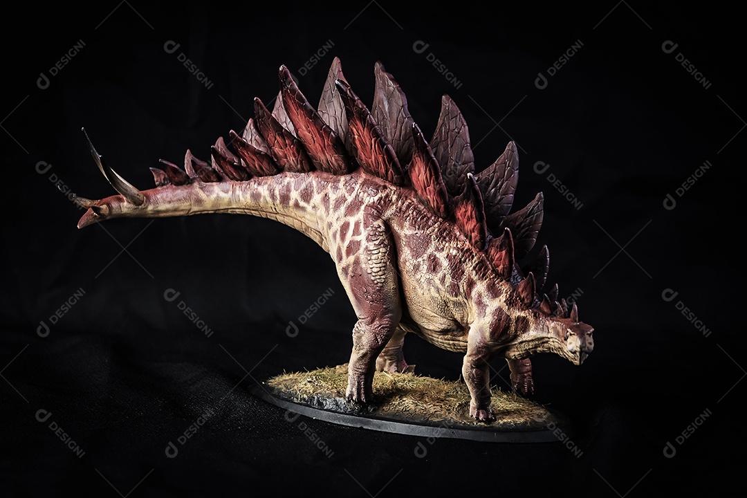 Belo dinossauro sobre fundo isolado