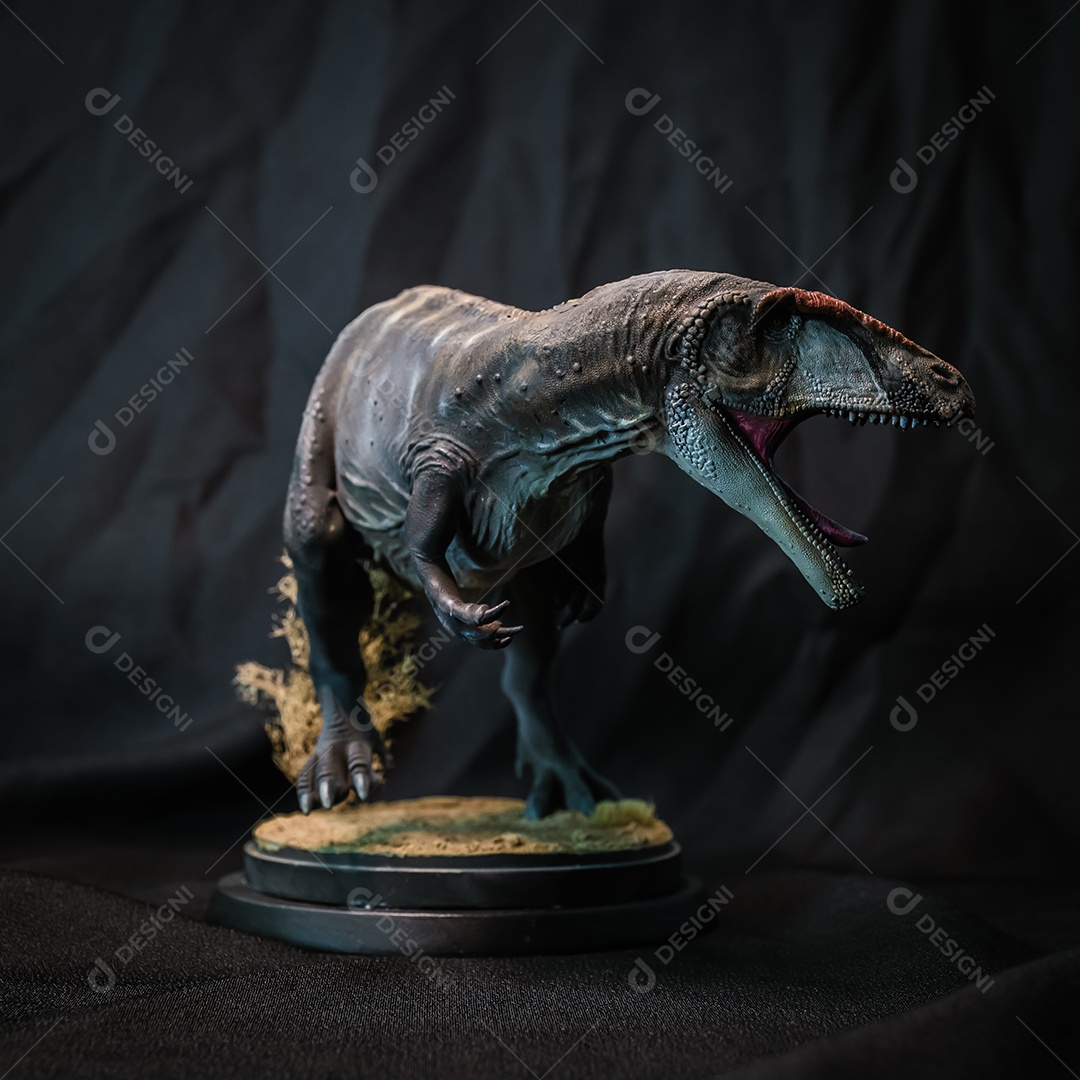 Belo dinossauro sobre fundo isolado