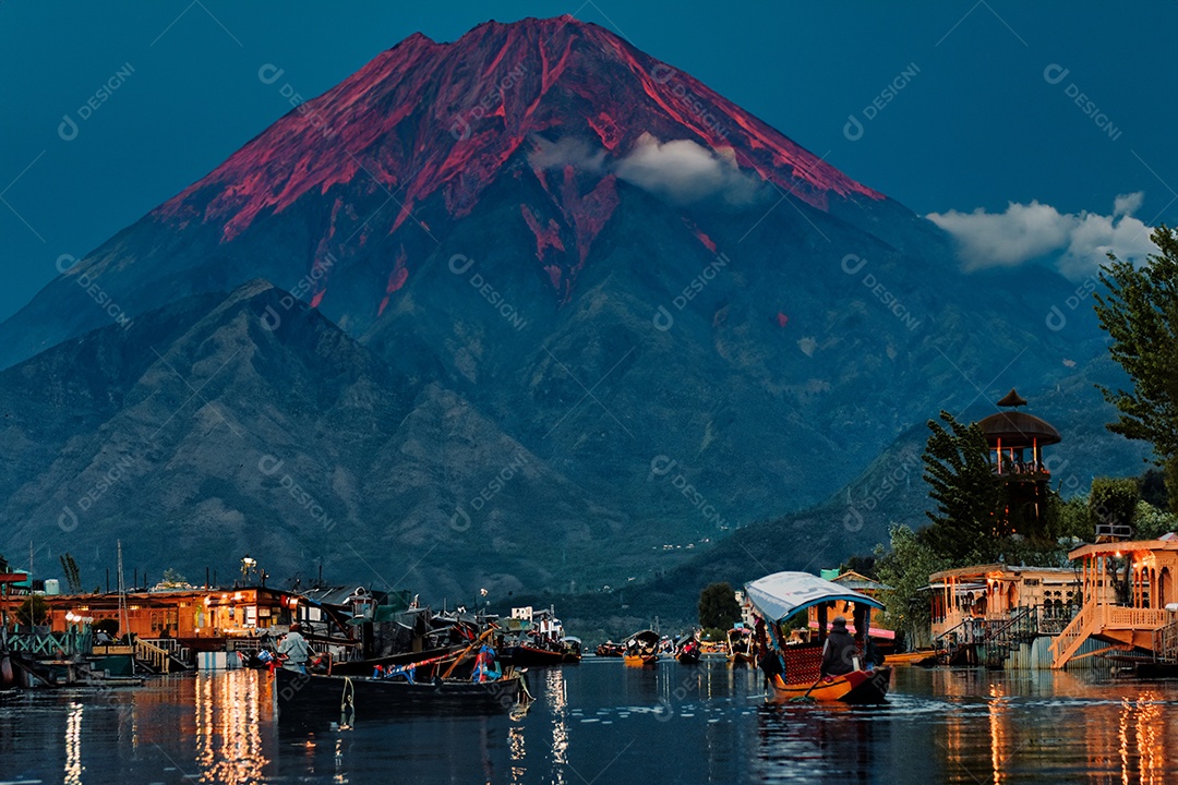 Lago com barcos balões e montanhas vulcão