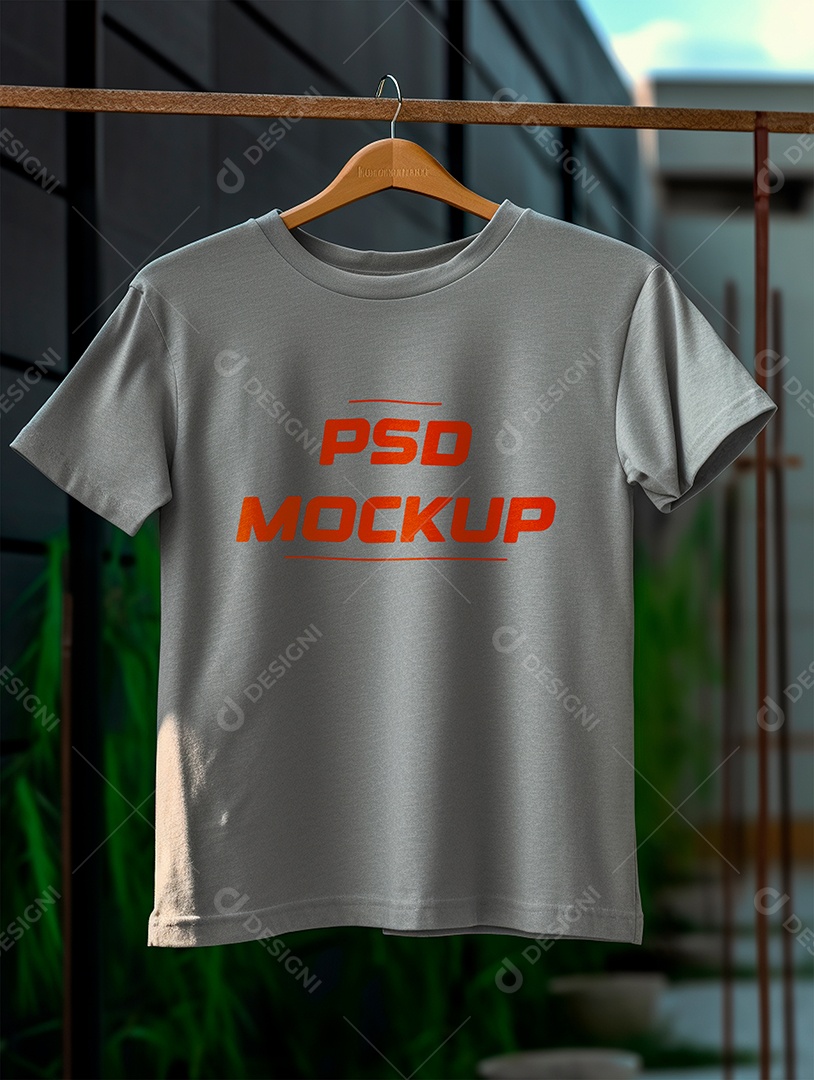Mockup Camiseta Cinza No Cabide PSD Editável