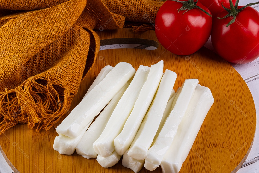 Palitos de mussarela de búfala e tomate vermelho na mesa branca