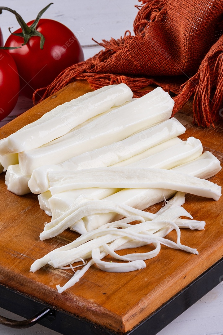 Palitos de mussarela de búfala e tomate vermelho na mesa branca