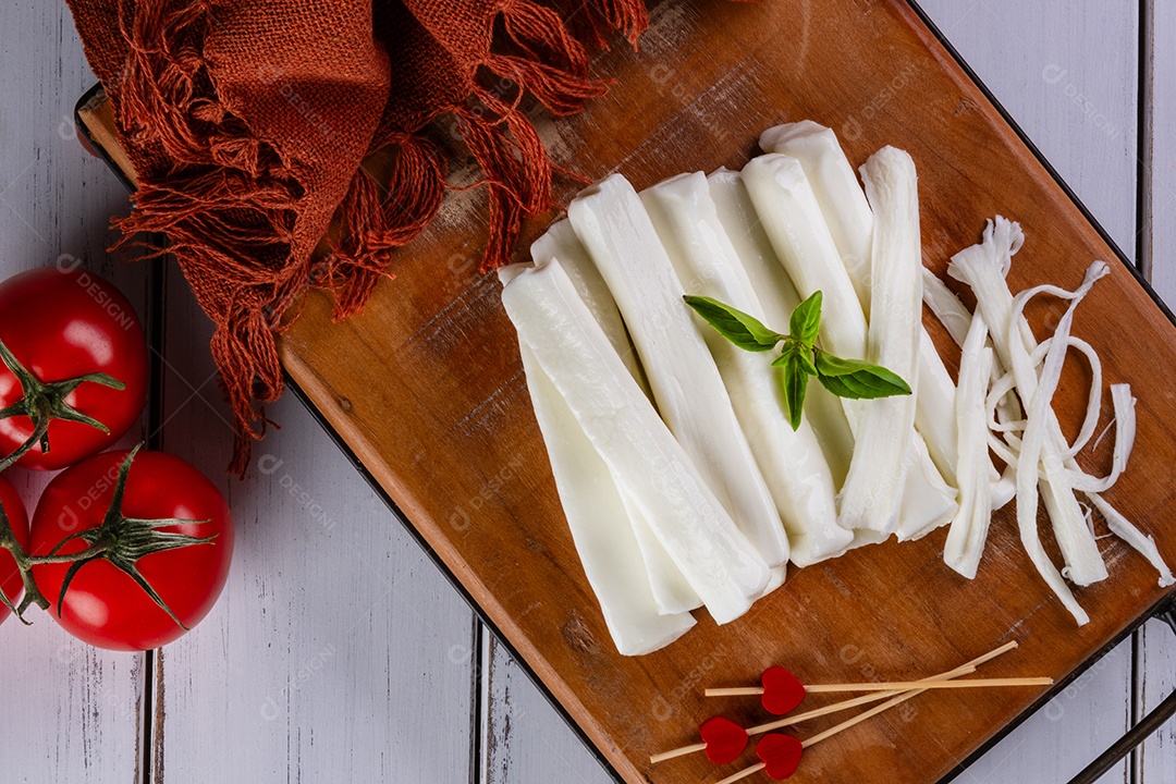 Palitos de mussarela de búfala e tomate vermelho na mesa branca