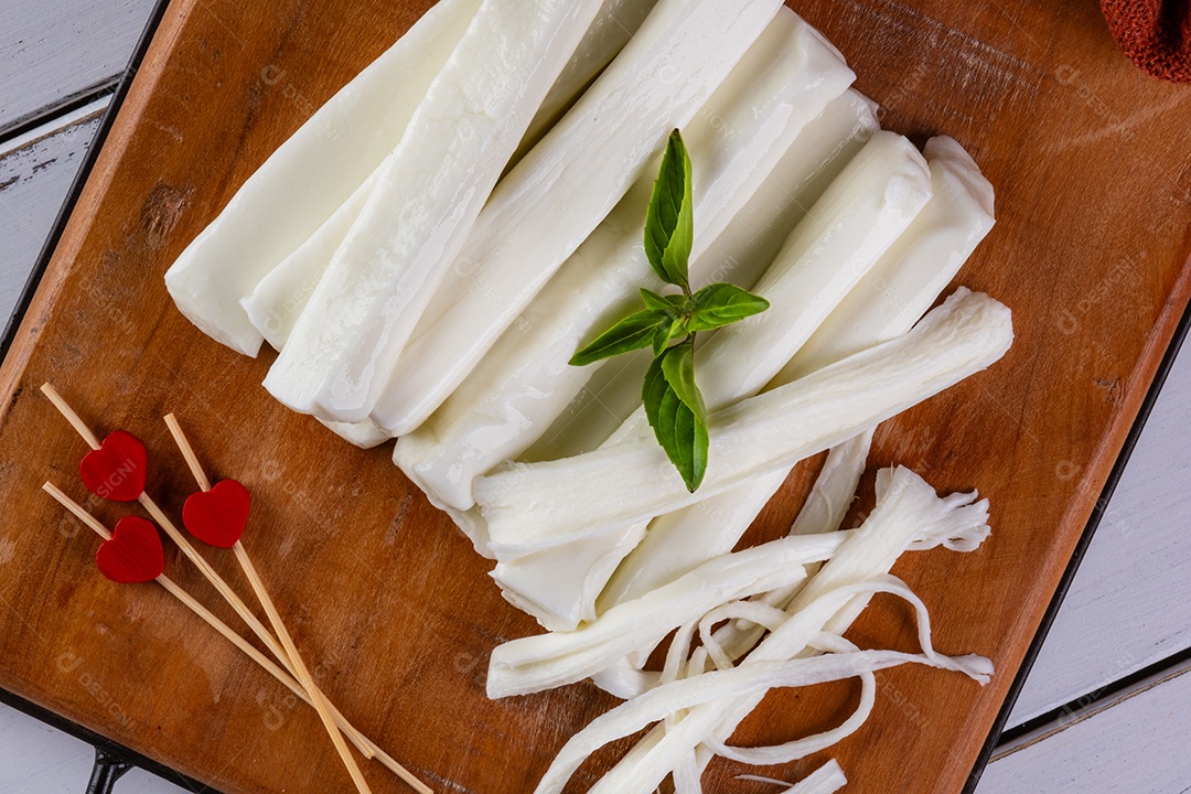 Palitos de mussarela de búfala e tomate vermelho na mesa branca