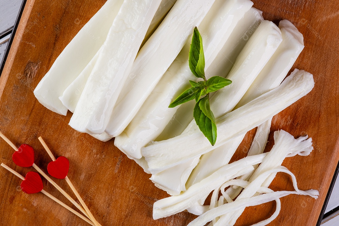 Palitos de mussarela de búfala e tomates vermelhos
