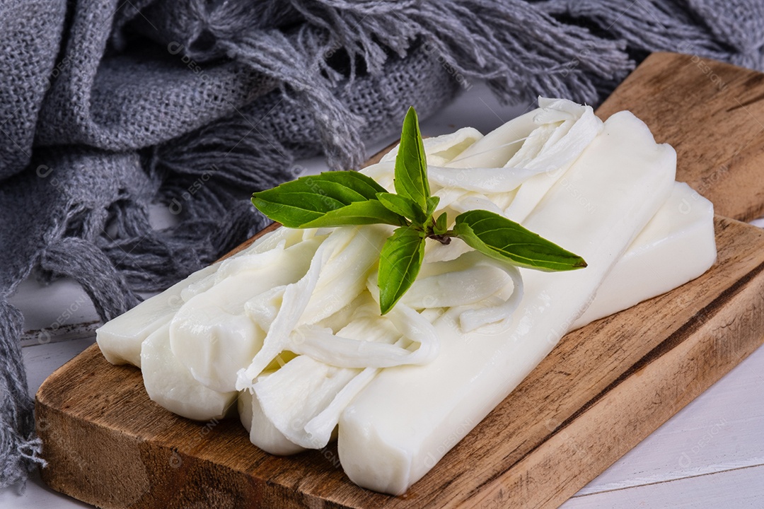 Palitos de mussarela de búfala e tomates vermelhos