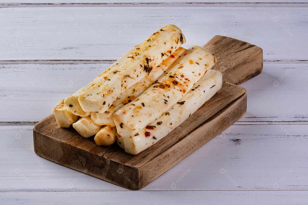 Palitos temperados feitos de mussarela de búfala na mesa branca