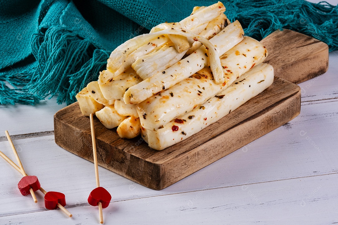 Palitos temperados feitos de mussarela de búfala na mesa branca