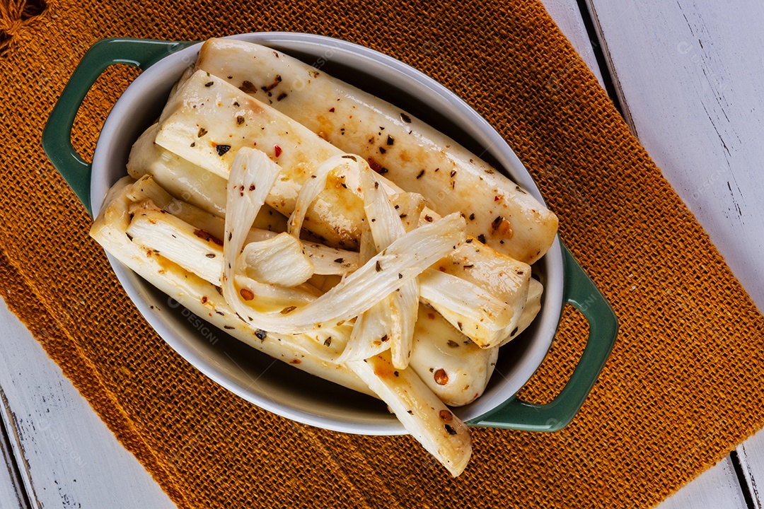 Palitos temperados feitos de mussarela de búfala na mesa branca