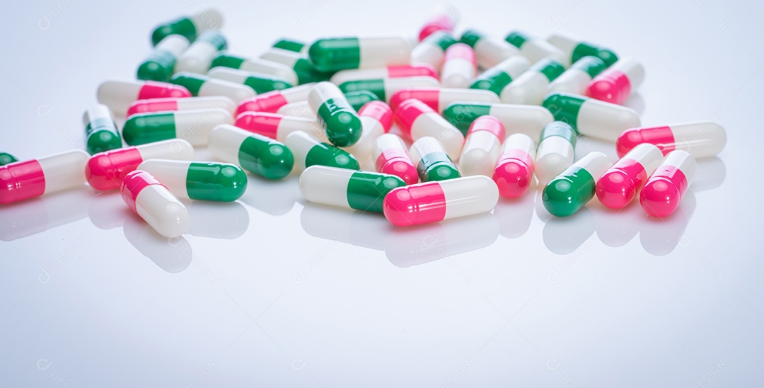 Comprimidos de cápsulas de antibióticos em fundo branco