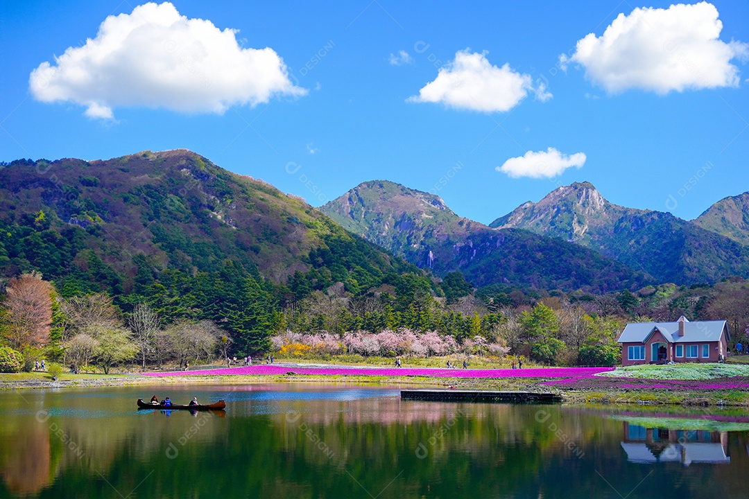 Paisagem linda com montanhas e casa